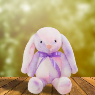 Peluche lapin au jardin pour enfant qui est mignonne et prête aux câlins