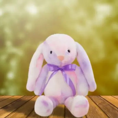Peluche lapin au jardin pour enfant qui est mignonne et prête aux câlins