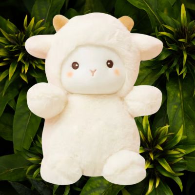 Peluche mouton blanc petits yeux assis entre les arbres