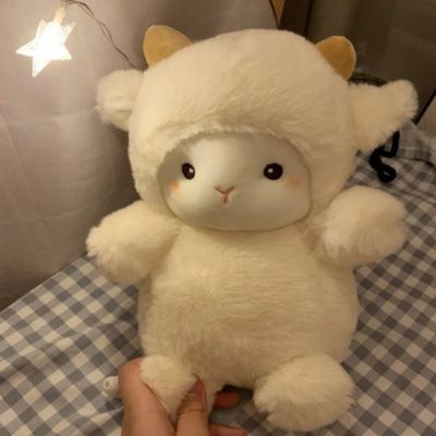 Peluche mouton petites cornes assis sur la table