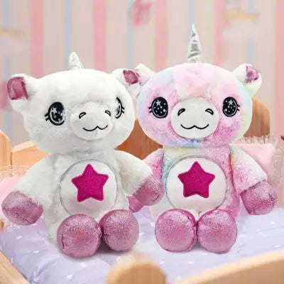 Peluche licorne rose et blanche ensemble dans la chambre de bébé