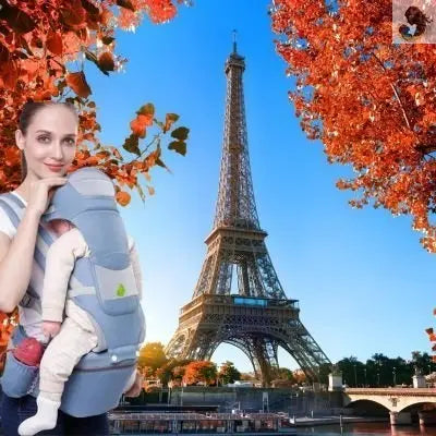 Porte bébé avec maman qui porte son bébé devant la tour Eiffel