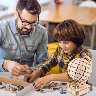 Puzzle 3D le globe terrestre le bon jeu préféré entre papa et garçon