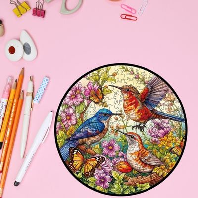 Puzzle 3D les oiseaux du paradis colorés sur la table d'enfants