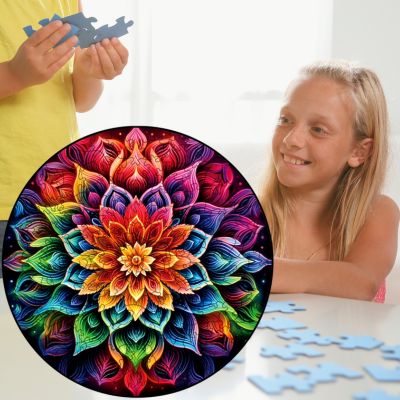 Puzzle adulte au salon avec jeune fillette souriante qui joue