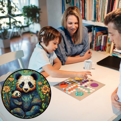 Puzzle en bois mignon panda assis avec famille au salon qui joue