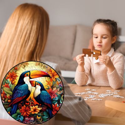 Puzzle pélican tropical avec fille assise qui joue avec sa maman