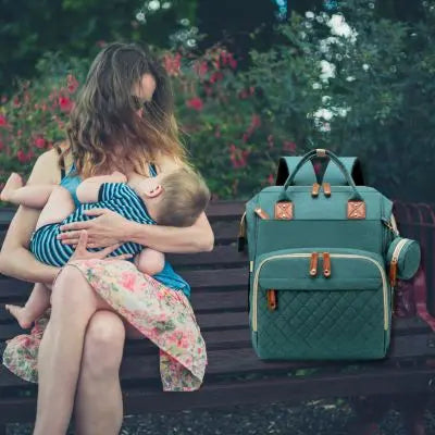 sac à dos vert-pour-maman qui s'occupe de son enfant