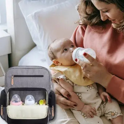 sac a langer noir-et-gris-avec-maman-qui-allaite-son-bébé