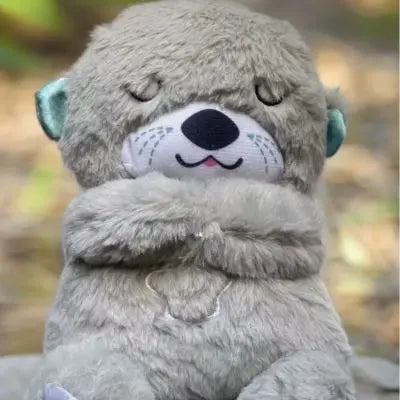 Une véritable peluche loutre qui respire tendrement