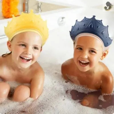 Visière de bain bleue et jaune-dans la salle de bain sur deux jumelles